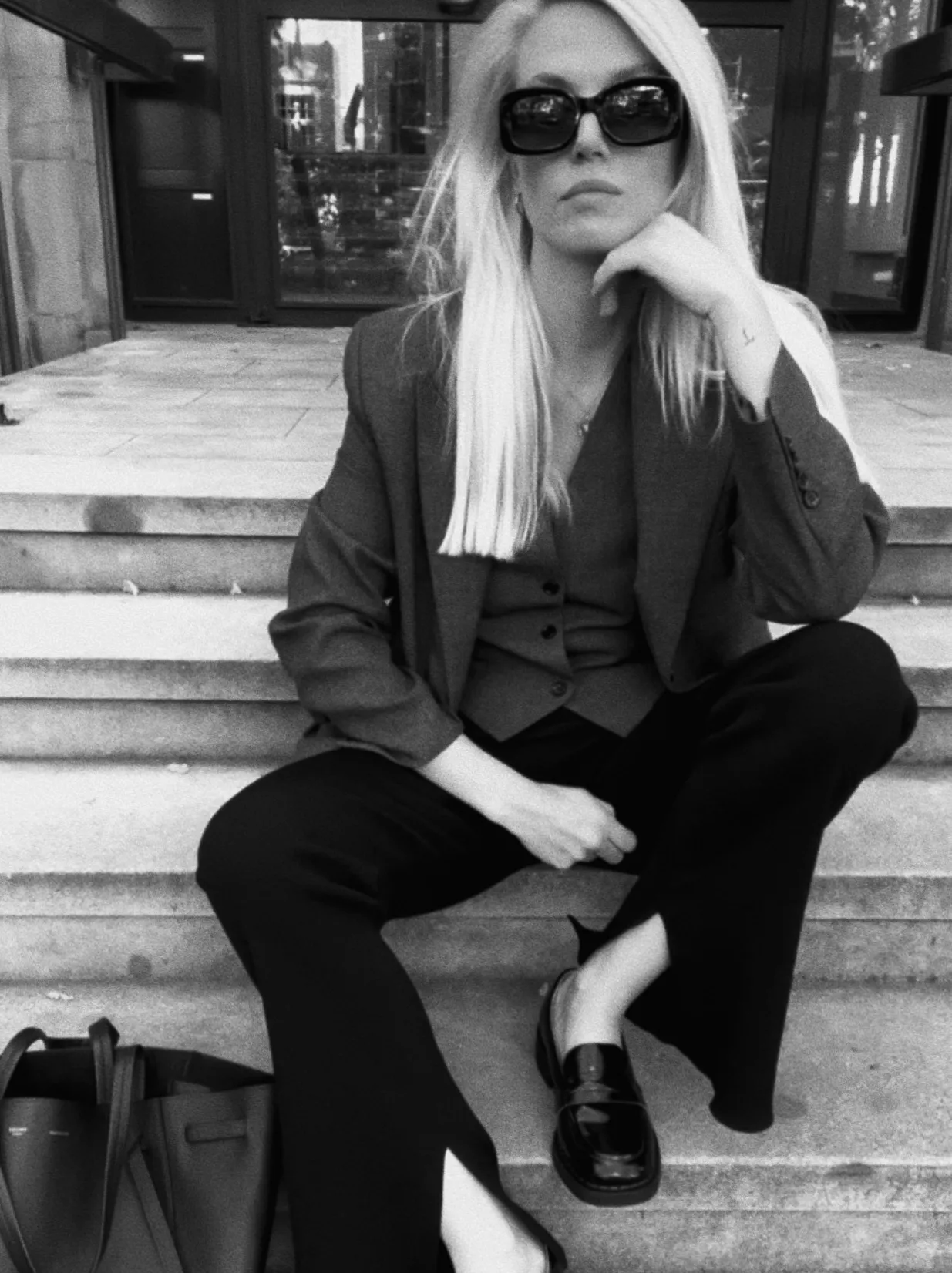 Jenny Gold in stilvollem Blazer-Look, schwarz-weiß
