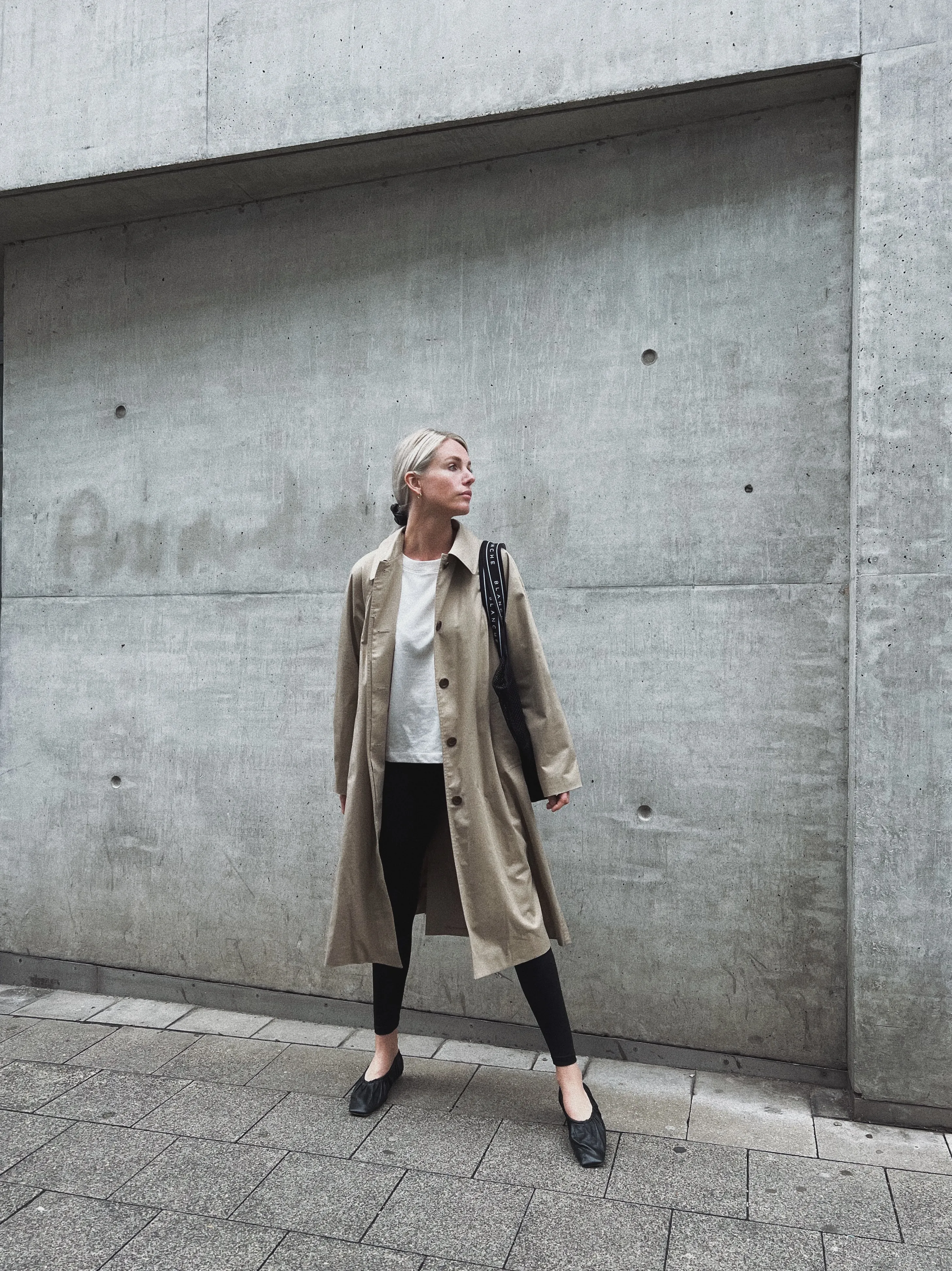 Jenny Gold im hochwertigen Trenchcoat-Look auf der Straße